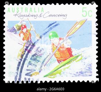 MOSKAU, RUSSLAND - 18. APRIL 2020: Die in Australien gedruckte Briefmarke zeigt Kayaking (Sport), Serie, um 1990 Stockfoto