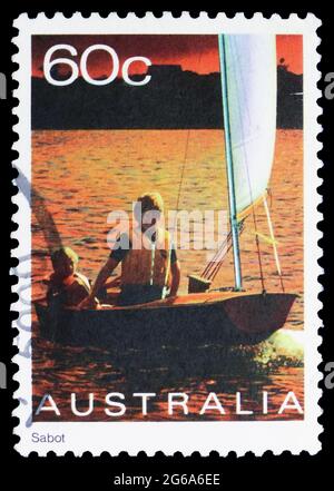 MOSKAU, RUSSLAND - 18. APRIL 2020: In Australien gedruckte Briefmarke zeigt Sabot, Yachting Serie, um 1981 Stockfoto