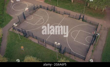 Luftaufnahme des Basketballplatzes ohne Spieler im öffentlichen Park. Stockfoto