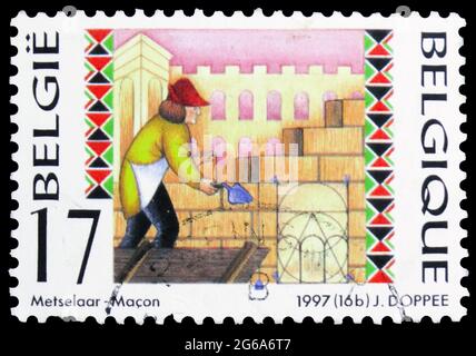 MOSKAU, RUSSLAND - 18. APRIL 2020: Briefmarke gedruckt in Belgien zeigt Mason, Crafts Serie, um 1997 Stockfoto