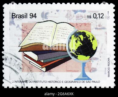 MOSKAU, RUSSLAND - 18. APRIL 2020: Die in Brasilien gedruckte Briefmarke zeigt das Century Geografy Institut, um 1994 Stockfoto