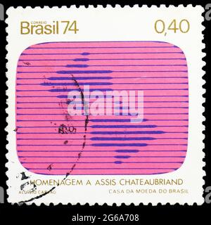 MOSKAU, RUSSLAND - 18. APRIL 2020: In Brasilien gedruckte Briefmarke zeigt TV, Medienserie, um 1974 Stockfoto