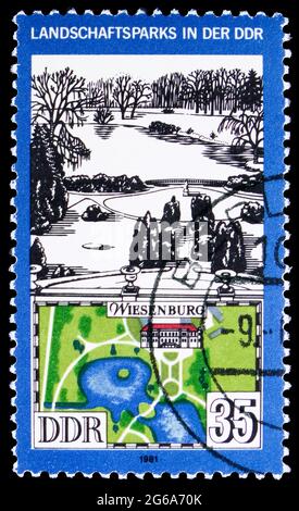 MOSKAU, RUSSLAND - 18. APRIL 2020: Die in Deutschland gedruckte Briefmarke zeigt den Wiesenburger Park, Landschaftsparks in der DDR-Serie, um 1981 Stockfoto
