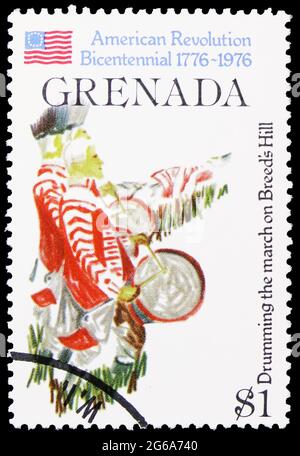 MOSKAU, RUSSLAND - 18. APRIL 2020: Die in Grenada gedruckte Briefmarke zeigt den trommlermarsch auf dem Breed’s Hill, der zweihundertjährigen Serie der amerikanischen Revolution, Cir Stockfoto