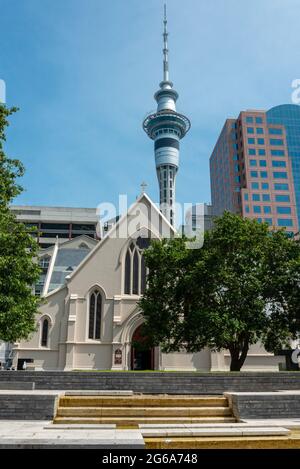 Kathedrale von St. Patrick in Auckland, der Skytower im Hintergrund, Neuseeland Stockfoto