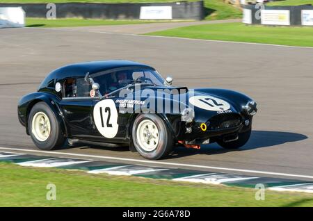 1963 AC Cobra Classic, Oldtimer-Rennwagen, der an der RAC Tourist Trophy beim historischen Goodwood Revival Event in Großbritannien teilnimmt. Shelby American Stockfoto