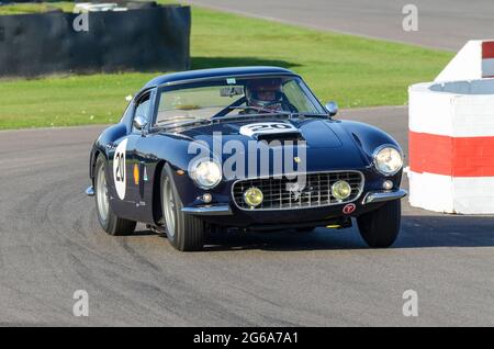 1962 Ferrari 250 GT SWB klassischer Oldtimer-Rennwagen, der bei der RAC Tourist Trophy beim historischen Goodwood Revival Event in Großbritannien teilnimmt. Frank Stippler Stockfoto