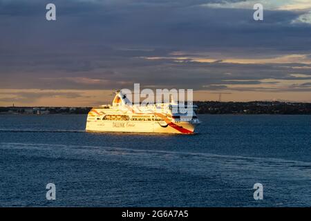 Ein Tallink-Fährschiff Baltic Queen, das von Helsinki aus segelt, nähert sich im Sonnenuntergang seinem Ziel Tallinn, Estland. Stockfoto