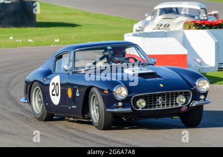 1962 Ferrari 250 GT SWB klassischer Oldtimer-Rennwagen, der bei der RAC Tourist Trophy beim historischen Goodwood Revival Event in Großbritannien teilnimmt. Frank Stippler Stockfoto