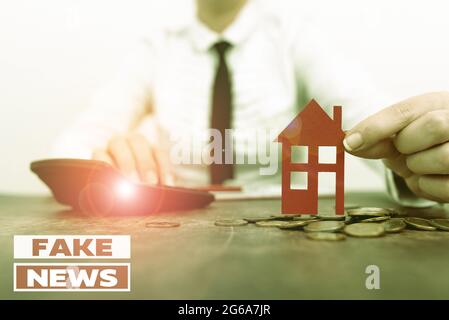 Schreiben mit Text gefälschte Nachrichten. Business-Konzept falsche Informationen veröffentlichen unter dem Deckmantel, authentische Nachrichten Neue Heimat Raten und Stockfoto