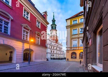 Leere Straße und Rathaus von Posen in der Altstadt bei Sonnenaufgang, Posen, Polen Stockfoto