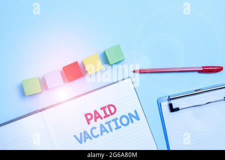 Handschriftentext bezahlter Urlaub. Geschäftskonzept Sabbatical Wochenende Urlaub Urlaub Freizeit Vorteile Stapel von Sample Cube rechteckige Boxen auf der Oberfläche Stockfoto