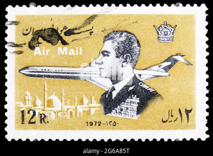 MOSKAU, RUSSLAND - 18. APRIL 2020: Im Iran gedruckte Briefmarke zeigt Shah und Douglas DC-9-80 Super Eighty, Luftpost-Briefmarken-Serie, 12 iranischer Rial, Cir Stockfoto