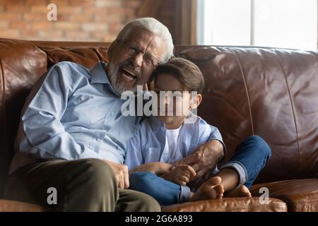 Glücklich Großvater mit Spaß mit niedlich Vorschulkinder Enkel Stockfoto