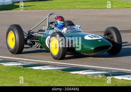 Lotus BRM 24 Classic Grand Prix, Oldtimer-Rennwagen, der bei der Glover Trophy beim historischen Goodwood Revival Event in Großbritannien teilnimmt. Angetrieben von Paul Drayson Stockfoto
