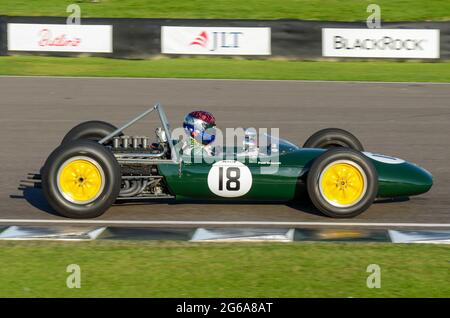 Lotus BRM 24 Classic Grand Prix, Oldtimer-Rennwagen, der bei der Glover Trophy beim historischen Goodwood Revival Event in Großbritannien teilnimmt. Angetrieben von Paul Drayson Stockfoto
