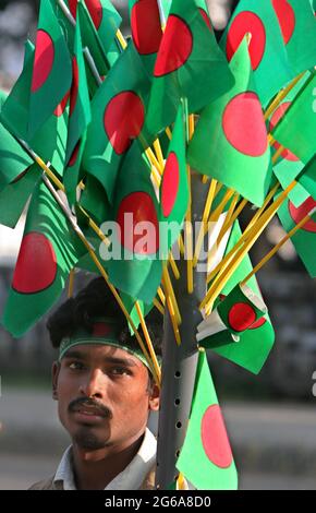 Ein Händler verkauft die Nationalflagge während der Feierlichkeiten zum „Victory Day“ im National Memorial in Saver am Stadtrand von Dhaka, Bangladesch. 16. Dezember 2007. Stockfoto