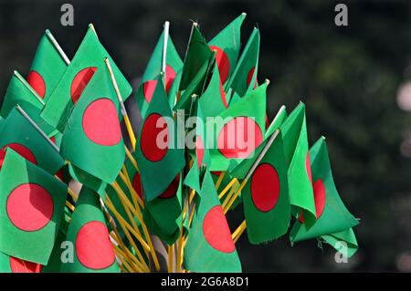 Ein Händler verkauft die Nationalflagge während der Feierlichkeiten zum „Victory Day“ im National Memorial in Saver am Stadtrand von Dhaka, Bangladesch. 16. Dezember 2007. Stockfoto