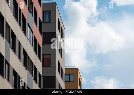 Neue moderne Wohnhäuser mit blauem Himmel Hintergrund. Abstrakte Architekturdetails Stockfoto
