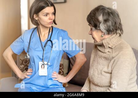 Der Rentner ist unglücklich und versteht den Dialog mit dem Konflikt nicht. Stockfoto