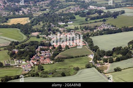 Luftaufnahme des Dorfes Sharow in der Nähe von Ripon, aufgenommen aus dem Osten mit Blick zurück in Richtung der Stadt Stockfoto