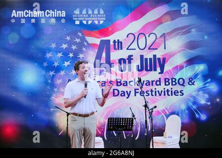 Peking, China. Juli 2021. Greg Gilligan, Vorsitzender der American Chamber of Commerce (AmCham) in Peking, hält am Sonntag, dem 4. Juli 2021, eine Begrüßungsrede vor Amerikanern und Chinesen, die am jährlichen Grill am 4. Juli in Peking teilnehmen. Trotz der anhaltenden Spannungen zwischen Washington und Peking arbeiten die amerikanischen Unternehmen immer noch eng mit der chinesischen Regierung zusammen, um den Handel und die Geschäftszusammenarbeit zu verbessern. AMCHAM Photo Handout/UPI Kredit: UPI/Alamy Live News Stockfoto