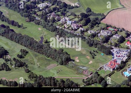 Luftaufnahme von Einfamilienhäusern auf der Linton Lane, Collingham neben dem Wetherby Golf Club Stockfoto