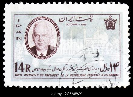 MOSKAU, RUSSLAND - 18. APRIL 2020: Im Iran gedruckte Briefmarke zeigt Heinrich Lubke (1894-1972), Blick nach Teheran, Besuch des Bundespräsidenten Heinric Stockfoto