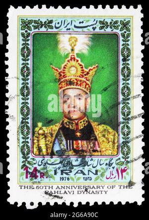 MOSKAU, RUSSLAND - 18. APRIL 2020: Im Iran gedruckte Briefmarke zeigt Mohammad Reza Shah Pahlavi in seinen Krönungsroben, 50 Jahre Pahlavi-Dynastie Stockfoto