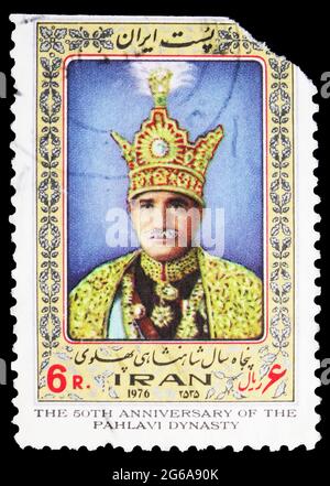 MOSKAU, RUSSLAND - 18. APRIL 2020: Im Iran gedruckte Briefmarke zeigt Mohammad Reza Shah Pahlavi in seinen Krönungsroben, 50 Jahre Pahlavi-Dynastie Stockfoto