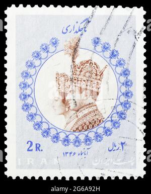 MOSKAU, RUSSLAND - 18. APRIL 2020: Im Iran gedruckte Briefmarke zeigt Mohammad Reza Shah Pahlavi mit Frau Farah Diba, Krönung des Imperators und EM Stockfoto