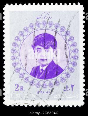 MOSKAU, RUSSLAND - 18. APRIL 2020: Im Iran gedruckte Briefmarke zeigt Kronprinz Cyrus Reza (MOSKAU, RUSSLAND - 18. APRIL 2020: Gedruckte briefmarke i Stockfoto