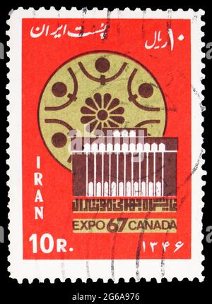 MOSKAU, RUSSLAND - 18. APRIL 2020: Im Iran gedruckte Briefmarke zeigt Vorderansicht des iranischen Pavillons auf der Weltausstellung, EXPO '67, Montreal se Stockfoto