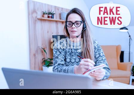 Schreiben mit Text gefälschte Nachrichten. Business Overview Falsche Informationen veröffentlichen unter dem Deckmantel, authentische Nachrichten zu sein Abstract Writing New Blog Stockfoto