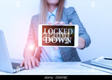 Inspiration mit Schild „Locked Down“. Business-Ansatz Notfallmaßnahme, die zeigt, verhindert, dass Sperrgebiet Finanzberater Geld geben Stockfoto