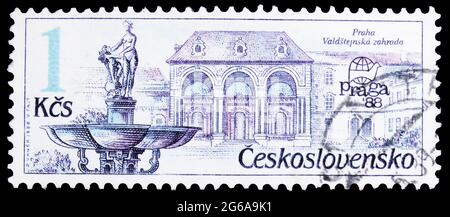 MOSKAU, RUSSLAND - 18. APRIL 2020: Die in der Tschechoslowakei gedruckte Briefmarke zeigt den Valdstejnska-Garten, Prager Brunnen - Serie PRAGA-88, um 1988 Stockfoto