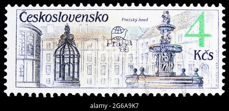 MOSKAU, RUSSLAND - 18. APRIL 2020: In der Tschechoslowakei gedruckte Briefmarke zeigt Prager Burg, Prager Brunnen - Serie PRAGA -88, um 1988 Stockfoto