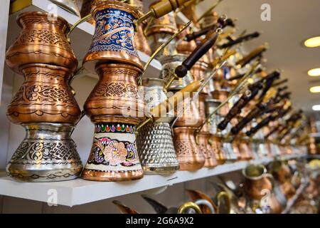 Kupfer-Zehen im Regal des Souvenirladens Stockfoto
