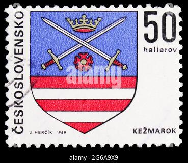 MOSKAU, RUSSLAND - 18. APRIL 2020: Die in der Tschechoslowakei gedruckte Briefmarke zeigt Kezmarok, Wappen der tschechoslowakischen Stadtserie, um 1969 Stockfoto