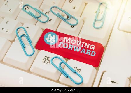 Konzeptionelle Bildunterschrift für die Zukunft. Business Showcase in Richtung eines Punktes auf die weitere Entwicklung Fortschritte beim Veröffentlichen neuer Social Media-Inhalte weiter vorantreiben Stockfoto