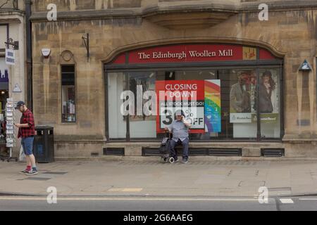 Oxford, Oxfordshire, Großbritannien. Juni 2021. VEREINIGTES KÖNIGREICH. Edinburgh Woolen Mill schließt Verkauf im malerischen Oxford während der Pandemie Stockfoto