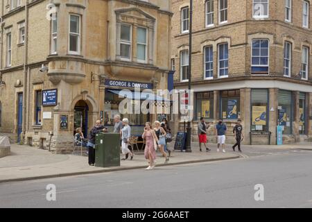 Oxford, Oxfordshire, Großbritannien. Juni 2021. VEREINIGTES KÖNIGREICH. Shopper und Touristen genießen die Sonne und die Einkaufsmöglichkeiten im malerischen Oxford während der Pandemie Stockfoto