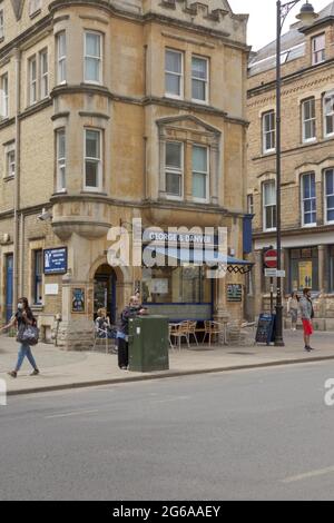 Oxford, Oxfordshire, Großbritannien. Juni 2021. VEREINIGTES KÖNIGREICH. Shopper und Touristen genießen die Sonne und die Einkaufsmöglichkeiten im malerischen Oxford während der Pandemie Stockfoto