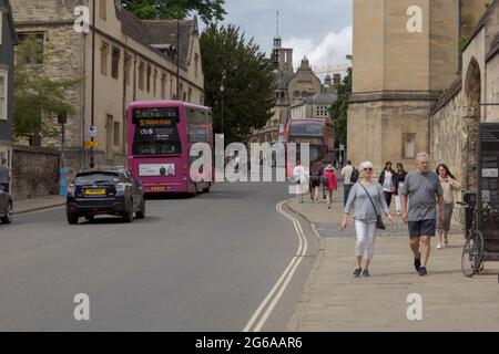 Oxford, Oxfordshire, Großbritannien. Juni 2021. VEREINIGTES KÖNIGREICH. Shopper und Touristen genießen die Sonne und die Einkaufsmöglichkeiten im malerischen Oxford während der Pandemie Stockfoto