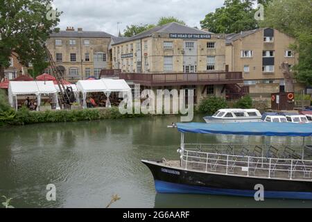 Oxford, Oxfordshire, Großbritannien. Juni 2021. Einkaufen in Großbritannien. Shopper und Touristen im Head of the River Pub im malerischen Oxford. Stockfoto