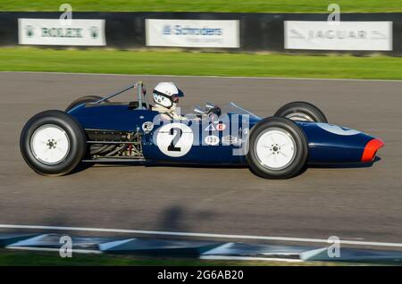 Lotus BRM 24 Classic Grand Prix, Oldtimer-Rennwagen, der bei der Glover Trophy beim historischen Goodwood Revival Event in Großbritannien teilnimmt. Nigel Williams fährt Stockfoto