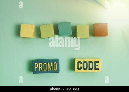 Handschrift Text Promo Code. Wort für Buchstaben oder Zahlen, die einen Rabatt auf etwas Stapel von Sample Cube rechteckige Felder auf der Oberfläche ermöglicht Stockfoto