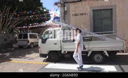 Reisen / Lifestyle / Reisekonzept - Blick auf eine junge Frau auf einem Mobiltelefon an einer Kreuzung, Arona, Teneriffa, Kanarische Inseln Stockfoto