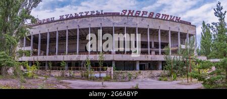 Ein Panoramabild des Kulturpalastes Energetik, in Pripyat. Stockfoto
