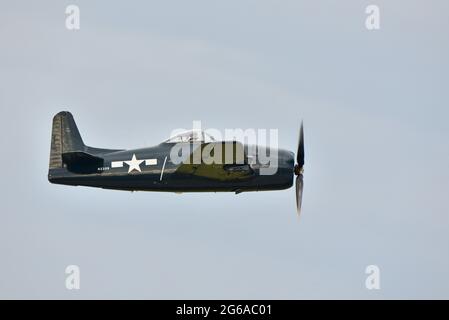 Grumman F8F Bearcat aus dem zweiten Weltkrieg fliegt über den Flugplatz bei EAA AirVenture, Oshkosh, Wisconsin, USA Stockfoto